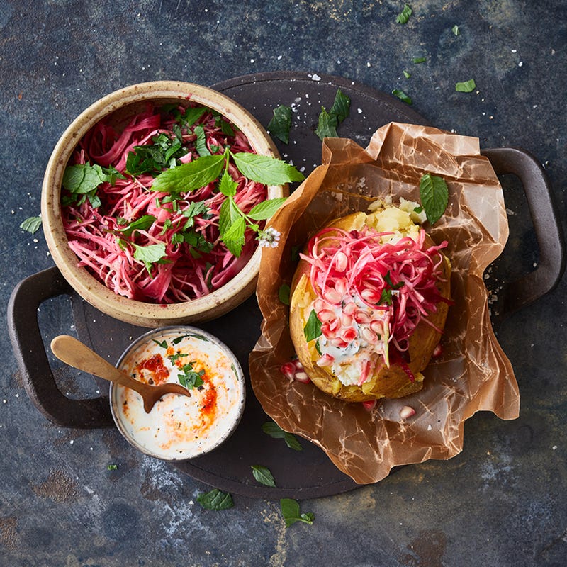 Kumpir mit rosa Krautsalat