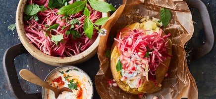 Kumpir mit rosa Krautsalat