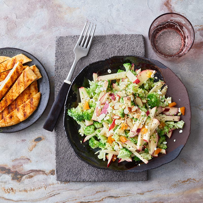 Fruchtiger Brokkolisalat mit Pitabrot