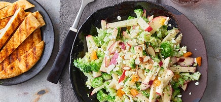 Fruchtiger Brokkolisalat mit Pitabrot