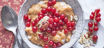 Karamellfluff mit Johannisbeeren
