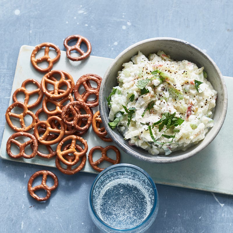 Hüttenkäse-Dip mit Brezeln