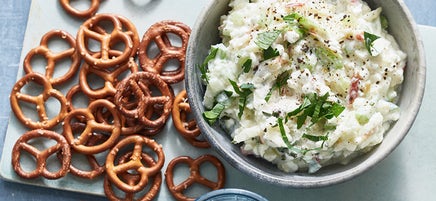 Hüttenkäse-Dip mit Brezeln