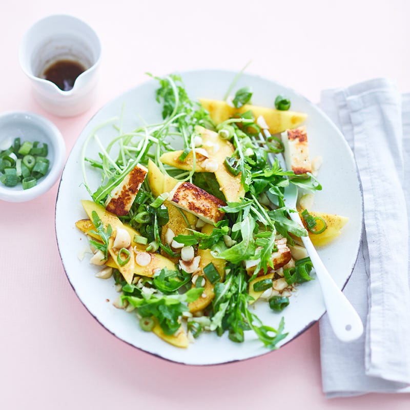 Rucolasalat mit Mango, Halloumi und Macadamianüssen