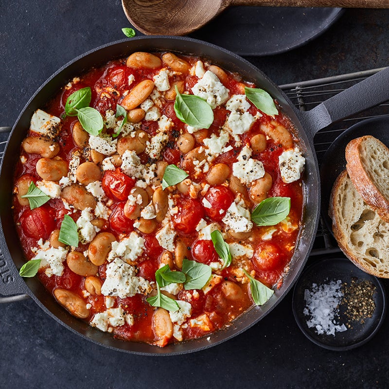 Bohnenpfanne mit Tomatensauce und Baguette