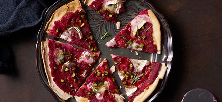 Libapizza med rödbetshummus, rosmarin, pistage och chèvre