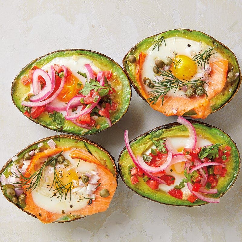 Avocado mit Räucherlachs und Ei
