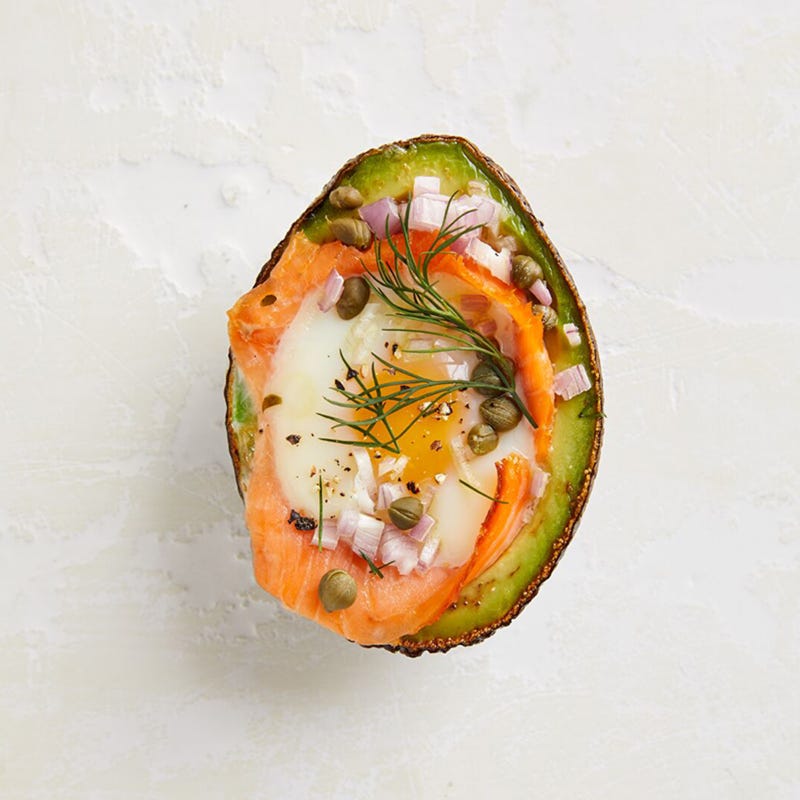 Avocado mit Räucherlachs und Ei
