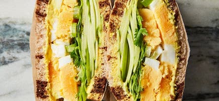 Sandwich à la salade d’œufs et de pommes au cari