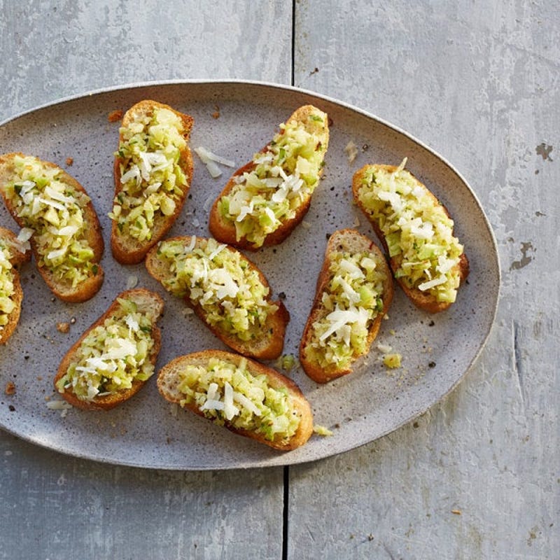 Photo de Crostini aux tiges de brocoli et au fromage pecorino par WW