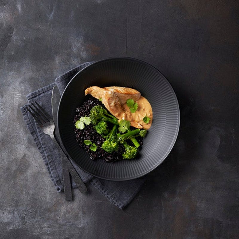 Filet de poulet vapeur sauce cacahuètes et riz noir