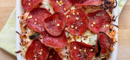 Pizza au pepperoni dans un bol