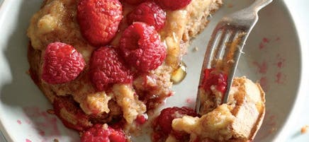 Gaufre bostock aux framboises et aux amandes