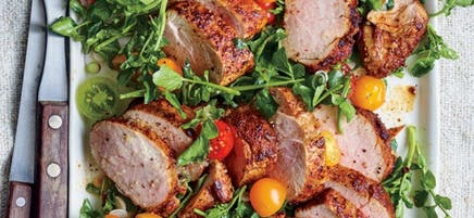 Filet de porc en croûte d’épices avec salade de cresson