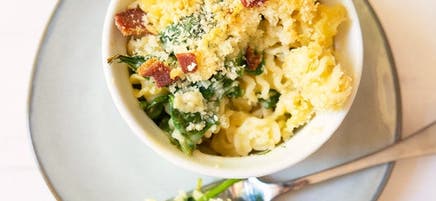 Macaroni aux trois fromages cuit au four avec épinards et bacon