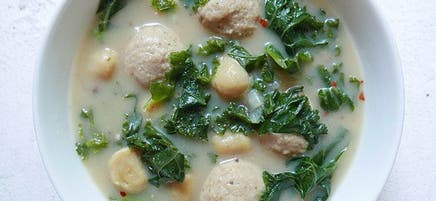 Soupe crémeuse aux boulettes de poulet et aux gnocchis