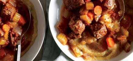 Ragoût de bœuf toscan avec polenta à l’ail et au romarin