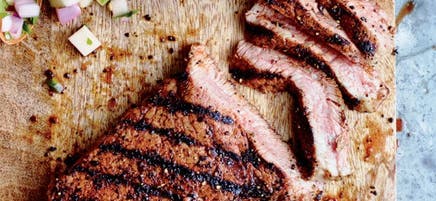 Bifteck grillé et assaisonné au café avec salsa de poires et de canneberges