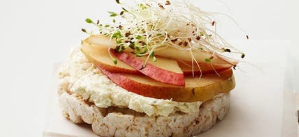Galette de riz au fromage frais et à la poire