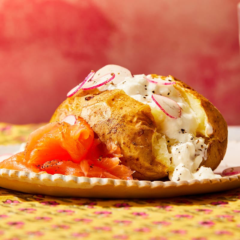 Ofenkartoffel mit Räucherlachs und Radieschen