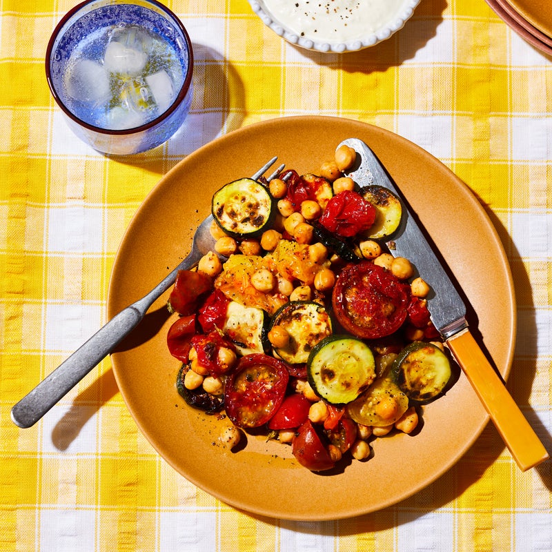 Ofengemüse mit Kichererbsen und Schafskäsedip