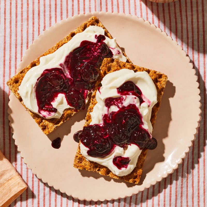 Knäckebrot mit Quark und Heidelbeeren