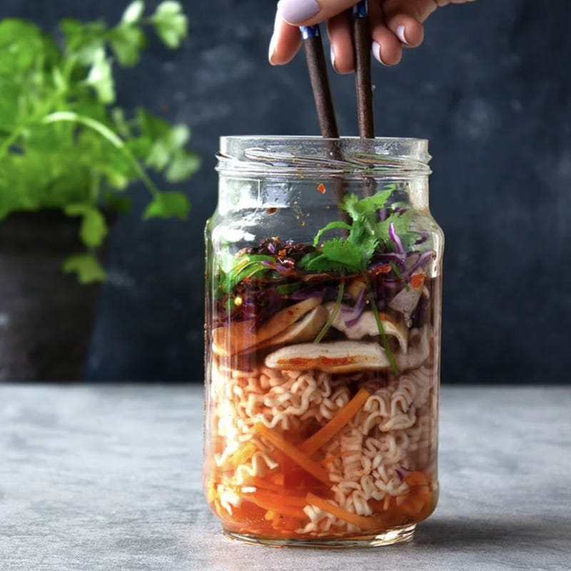 Foto van Snelle noedelsoep in een glazen pot door WW