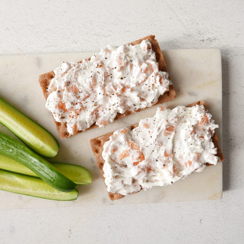 Lachscreme mit Knäckebrot und Gurke