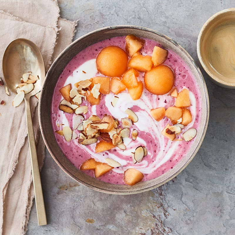 Buttermilch-Beeren-Smoothie-Bowl