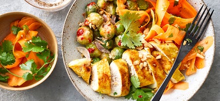 Poulet avec choux de Bruxelles et salade de carottes