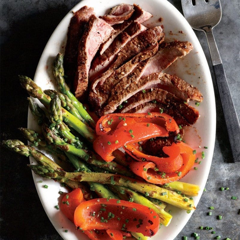 Photo de Bifteck de flanc avec asperges et poivrons rouges rôtis par WW