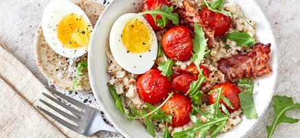 Porridge salé avec œuf et bacon