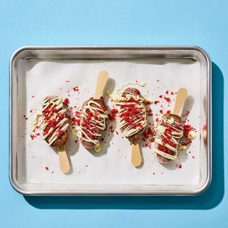 Photo de Barres au fudge aux fraises enrobées de chocolat blanc par WW
