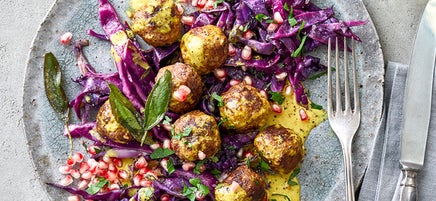Salbei-Hackbällchen mit gebratenem Rotkohl