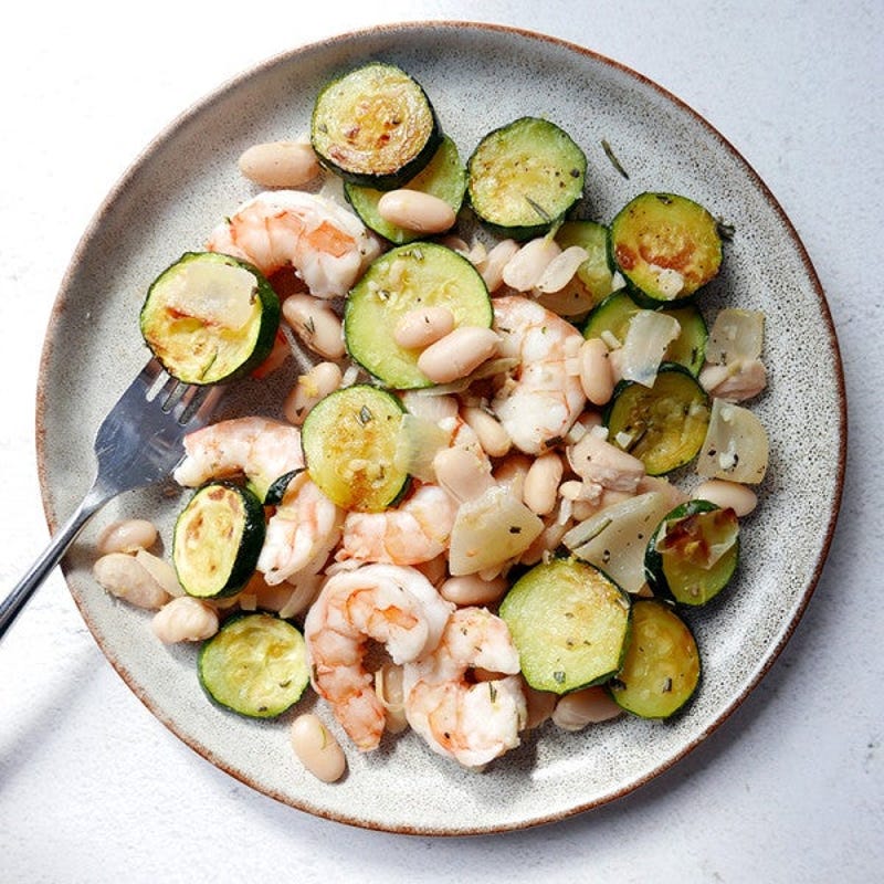 Photo de Crevettes au citron et au romarin accompagnées de courgettes et de haricots blancs par WW