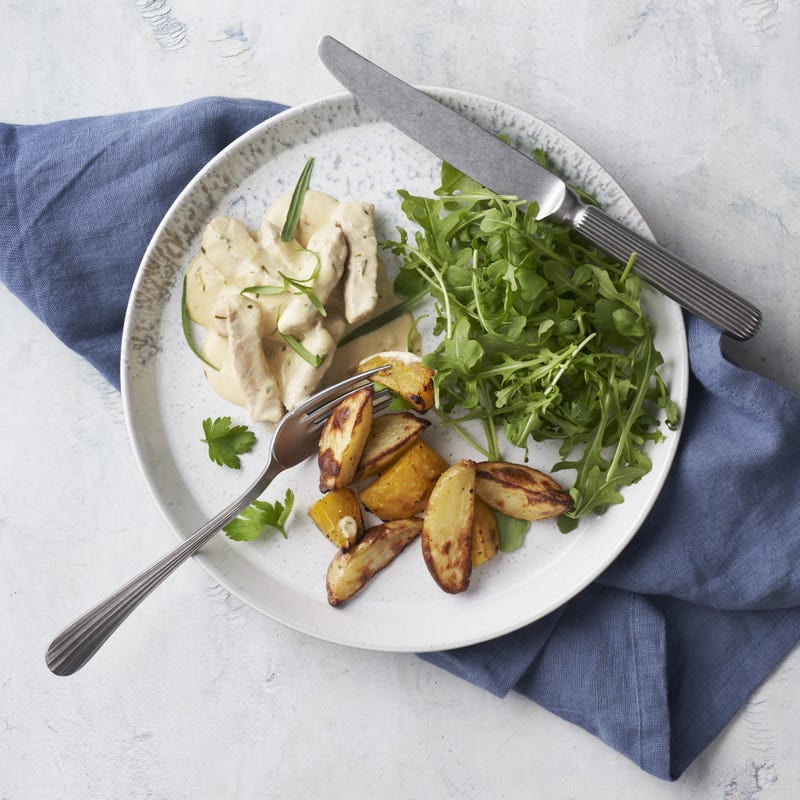 Porc aux betteraves jaunes rôties, pommes de terre et sauce à l'estragon