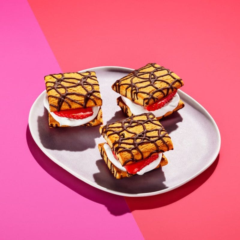 Photo de Sandwich au brownie aux brisures de chocolat, aux petits fruits et à la crème par WW