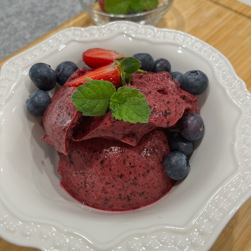 Photo of Anna’s soft serve blueberry and lemon frozen yoghurt by WW