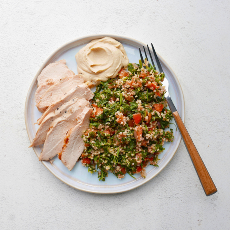 Photo de Poulet accompagné de houmous et de taboulé par WW