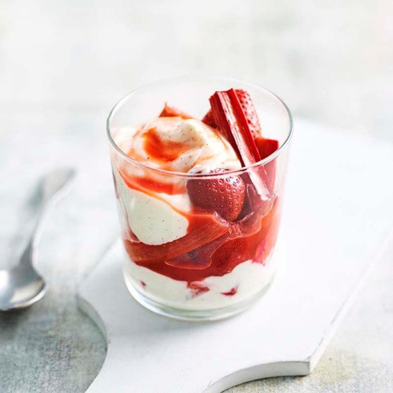 Photo de Rhubarbe et fraises à la romanoff accompagnées de yogourt à la vanille par WW