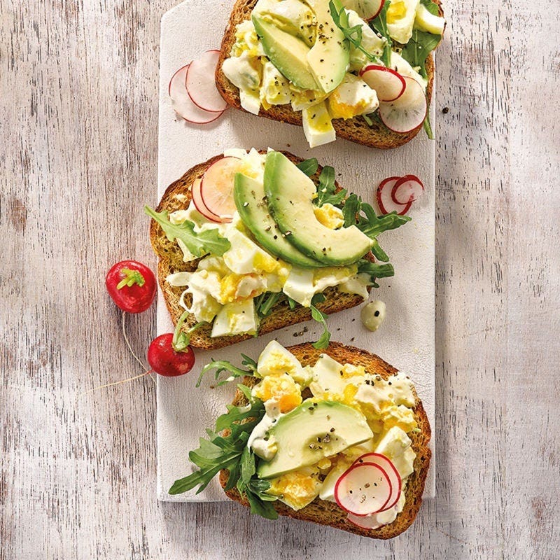 Toast oeufs radis avocat