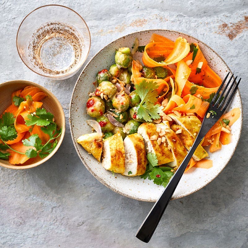 Poulet avec choux de Bruxelles et salade de carottes