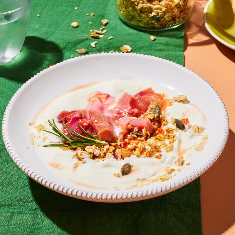 Griechischer Joghurt mit Granola und Rhabarberkompott aus dem Ofen