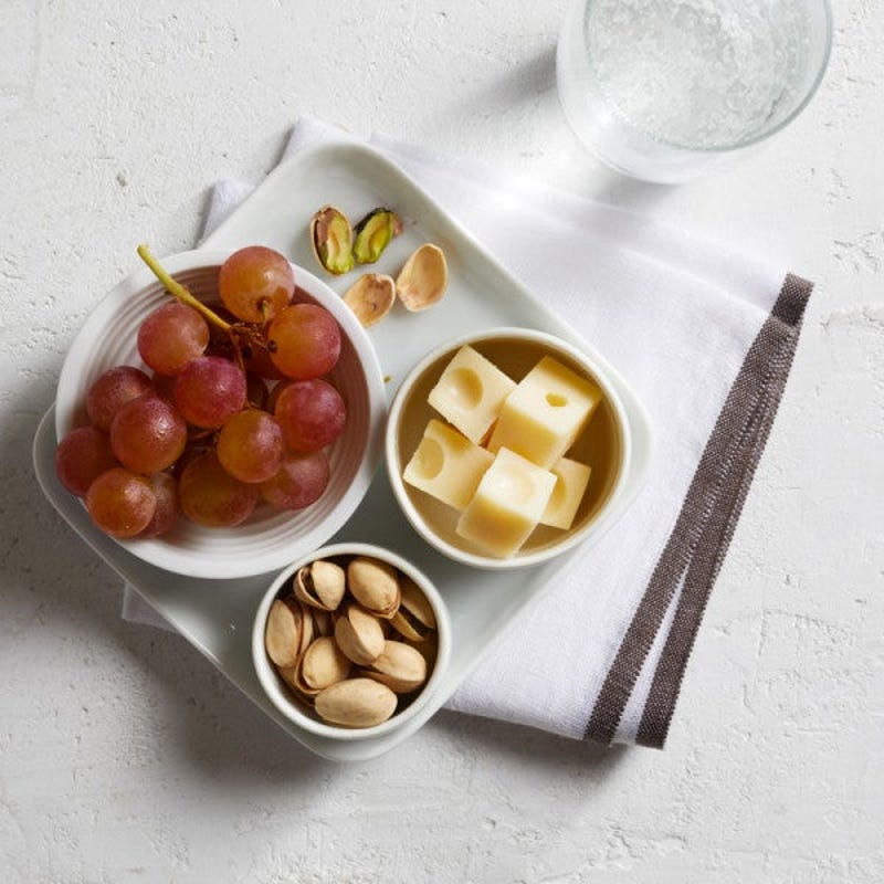 Petite assiette de fromage, de fruits et de noix