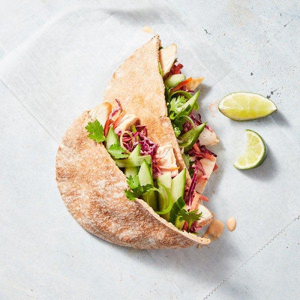 Pita au poulet à l’asiatique et mayonnaise à la sauce sriracha