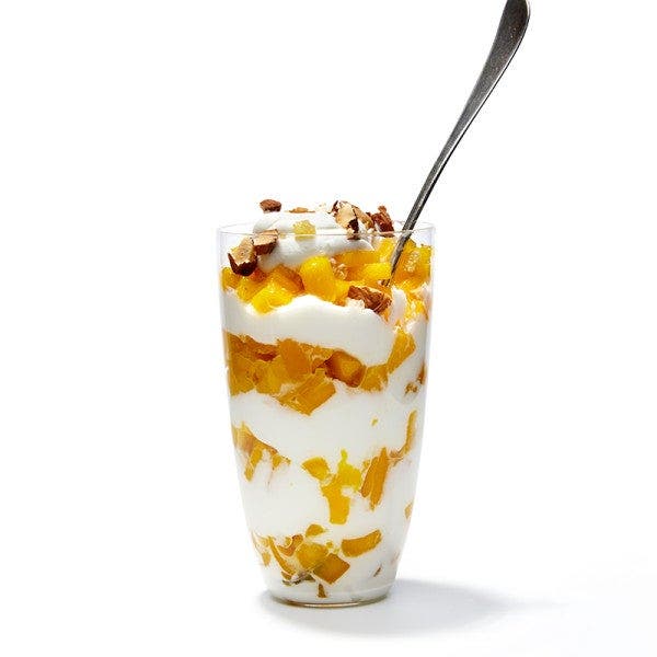 Parfait à la mangue, au yaourt et noix de pécan