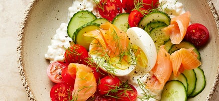 Hüttenkäse-Bowl mit Lachs und Ei