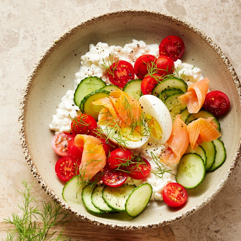 Hüttenkäse-Bowl mit Lachs und Ei