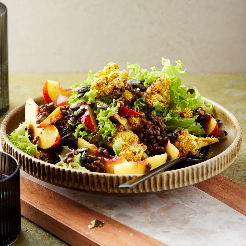 Gerösteter Blumenkohl auf fruchtigem Salat