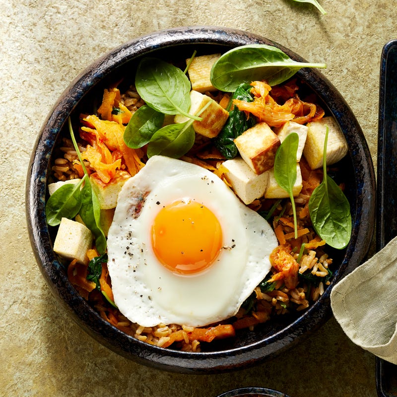 Bibimbap mit Ei und Tofu